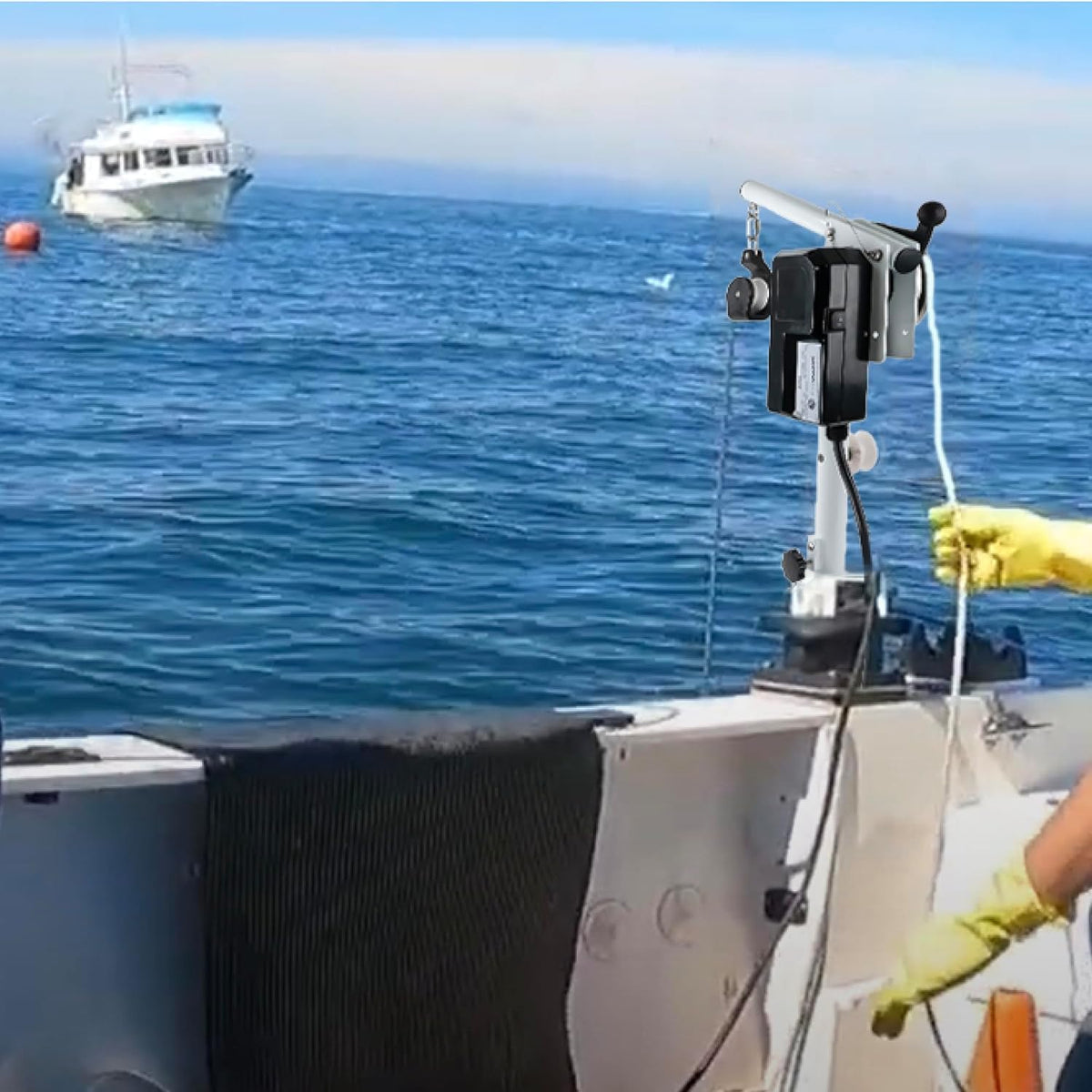90 kg (200 lb) Professional 12VDC Powered Line Hauler/Pot Puller for Crab, Shrimp, and Lobster Traps. Powerful and Portable - FIVE OCEANS