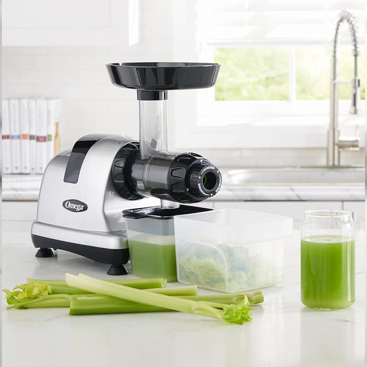 Medium-speed slow-chewing celery juicer with high juice yield, adjustable knob, 200 watts, silver appearance