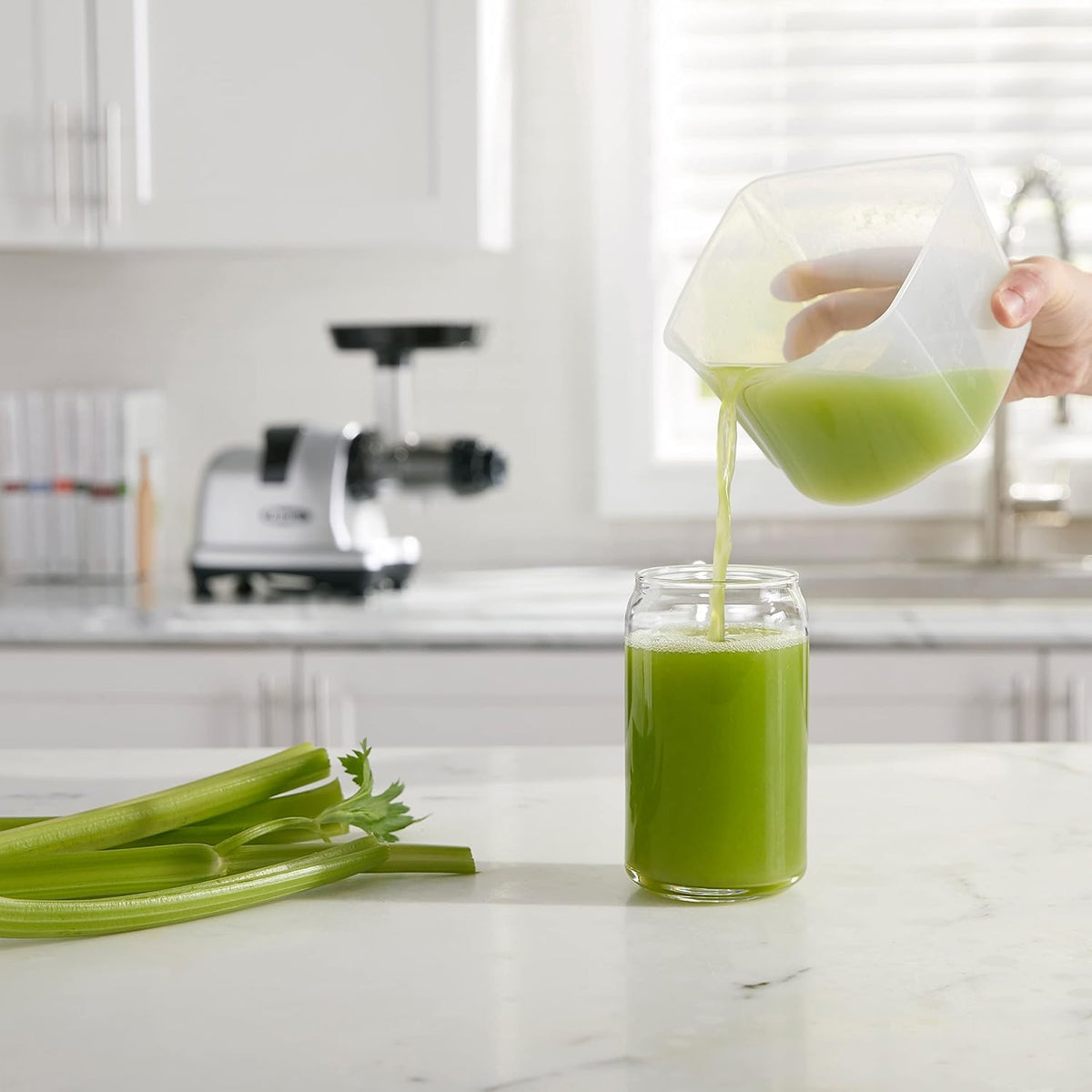 Medium-speed slow-chewing celery juicer with high juice yield, adjustable knob, 200 watts, silver appearance